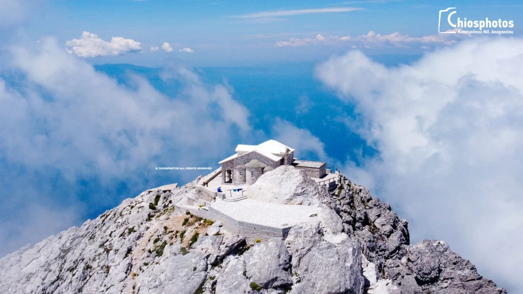 Εντυπωσιακή πτήση πάνω από την κορυφή του Άθωνα